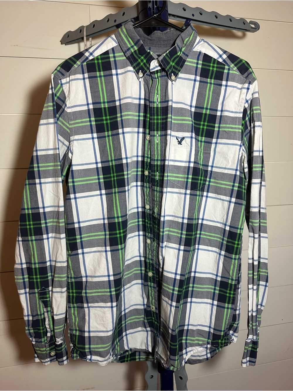 #143 American Eagle Outfitters Men's Green & Navy Plaid Button-Down Shirt